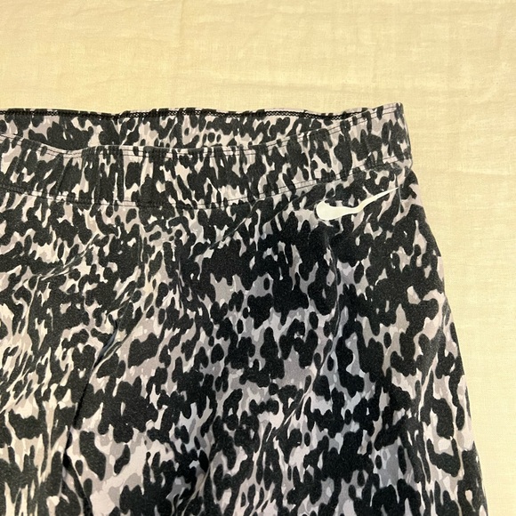 Nike 7/8 length animal print leggings - Picture 2 of 4
